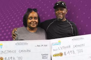 Cặp đôi trúng giải độc đắc với những tấm vé số giống hệt nhau.