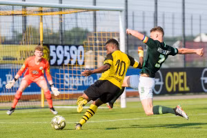 Moukoko giỏi đến mức các nhà điều hành Bundesliga đã phải sửa luật vì cậu.