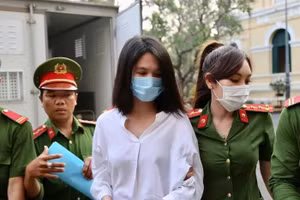 'Nữ hoàng nội y' Ngọc Trinh xuất hiện bơ phờ, mệt mỏi ngày ra tòa