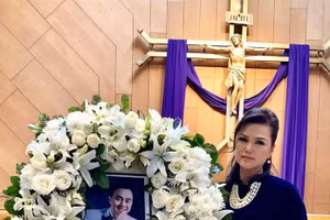 Bà xã khóc nức nở trong giỗ đầu danh hài Chí Tài 