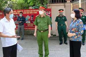 Phó bí thư Thường trực Thành ủy Nguyễn Thị Tuyến kiểm tra công tác phòng, chống dịch tại thôn Thọ Am, xã Liên Ninh, huyện Thanh Trì.