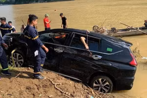 Hiện trường vụ tai nạn ô tô lao xuống sông Mã làm 3 người tử vong. Ảnh: INT