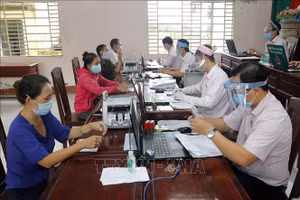 Một buổi giao dịch cho vay của Ngân hàng Chính sách xã hội. Ảnh minh họa: Trần Việt/TTXVN