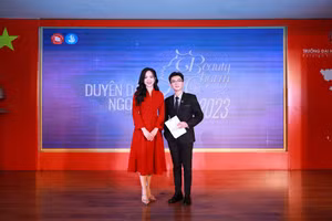 Á hậu Thùy Linh làm giám khảo ở tuổi 21, ghi điểm với nhan sắc cực ngọt