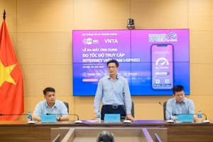 Lãnh đạo Cục Viễn thông và lãnh đạo Trung tâm Internet Việt Nam chủ trì sự kiện ra mắt ứng dụng i-Speed ngày 2/4. Ảnh: Vnnic.vn