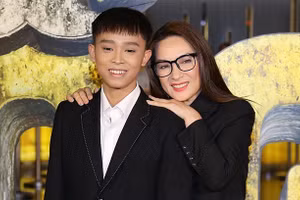 Hồ Văn Cường vẫn vắng bóng trong lễ cúng 49 ngày mẹ nuôi Phi Nhung