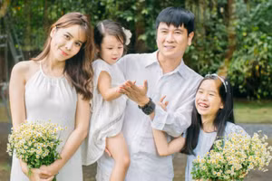 Thực tế đã chứng minh rằng gia đình 2 con gái sẽ hạnh phúc hơn, thành công hơn. Ảnh minh họa.