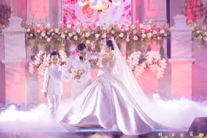Khánh Thi - Phan Hiển bật khóc trong lễ cưới đẹp như cổ tích