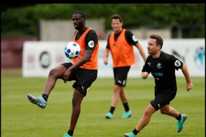 Yaya Toure bị loại khỏi trận đấu vì trẻ em nghèo vì "nổ"