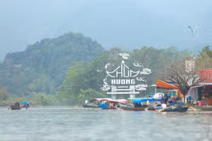 Bất chấp mưa rét, hàng ngàn người đi lễ chùa Hương