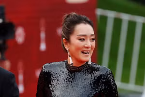 Củng Lợi kết hôn với tài phiệt Singapore Ooi Hoe Seong vào năm 1996, được nhập quốc tịch Singapore vào năm 2008.