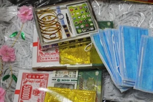 Nhộn nhịp chợ vàng mã online, phong phú từ khẩu trang đến mũ chắn giọt bắn