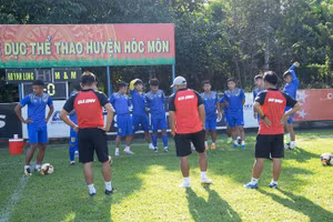 Sân bãi của Gia Định FC cũng chưa đủ chuẩn theo qui định.