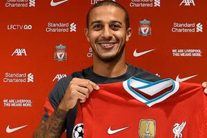 Liverpool ra mắt tiền vệ Thiago.