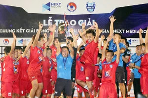 Thầy trò U15 PVF mừng chức vô địch giải U15 quốc gia – Next Media 2020. 