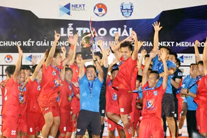 Thầy trò U15 PVF mừng chức vô địch giải U15 quốc gia – Next Media 2020. 