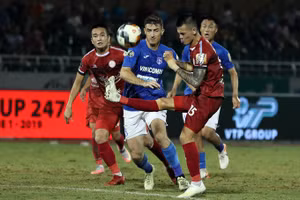 Hữu Tuấn (số 15) đã bị CLB TP.HCM thanh lý hợp đồng.