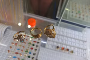 Mua "vàng non" lấy vía Thần Tài, khách hàng tá hỏa phát hiện hàng "dởm"