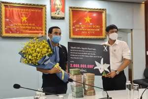 MC Quyền Linh trao 2 tỷ đồng ủng hộ chống dịch Covid-19