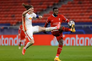 Salah, Mane ghi bàn, Liverpool vào tứ kết Champions League