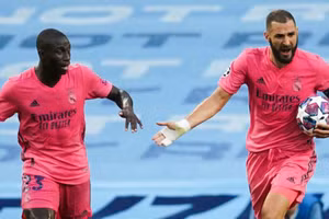 Các cầu thủ Real Madrid mặc nguyên “cây hồng” trên sân nhà ở vòng 5 La Liga.