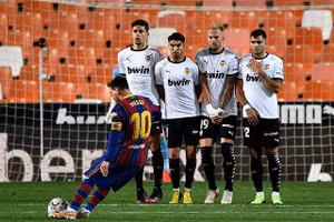 Messi rực sáng, Barcelona hạ Valencia và tiếp tục nuôi mộng vô địch