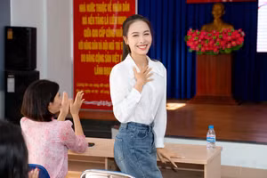 Á hậu quốc tế Ngọc Hằng xuất hiện giản dị, mang Tết sớm đến người dân khó khăn