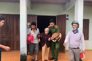 Đà Nẵng: Khẩn trương di tản những hộ dân ra khỏi nơi nguy hiểm