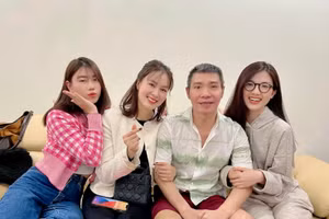 Sau gần 1 tháng ra viện, NSND Công Lý tươi tắn xuất hiện cùng đồng nghiệp