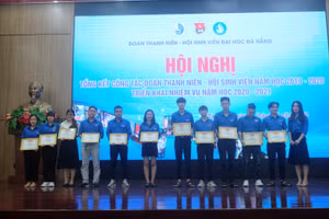  Đại diện Đoàn thanh niên Đại học Đà Nẵng trao giấy khen cho các tập thể và cá nhân đạt thành tích xuất sắc trong công tác Đoàn và Phong trào thanh niên giai đoạn 2017-2020.