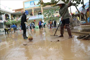 Người dân dọn dẹp vệ sinh sau mưa lũ.