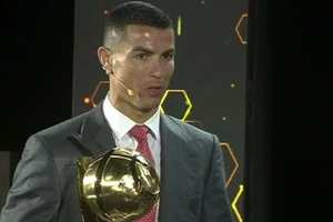 Siêu sao Ronaldo nhận giải “Cầu thủ xuất sắc nhất thế kỷ”.