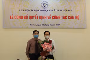 TSKH Phan Xuân Dũng - Chủ tịch VUSTA tặng hoa chúc mừng ông Phùng Xuân Nhạ. 