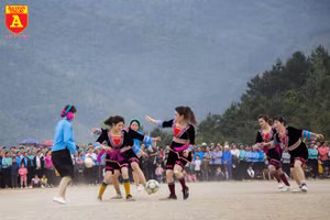 Độc đáo hình ảnh những thiếu nữ dân tộc tham gia giải bóng đá ở Quảng Ninh