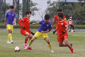 Hà Nội thất thủ 1-3 trước PVF (áo đỏ) trong trận cầu căng thẳng cuối trận.