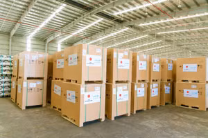 300 tủ lạnh bảo quản vắc xin phòng Covid-19 đã về đến Việt Nam.