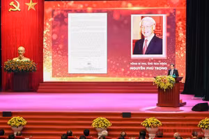 Đồng chí Thuận Hữu, Tổng Biên tập Báo Nhân Dân, Phó Trưởng ban Tuyên giáo T.Ư, Chủ tịch Hội Nhà báo Việt Nam công bố Thư chúc mừng của Tổng Bí thư, Chủ tịch nước Nguyễn Phú Trọng tại lễ kỷ niệm.