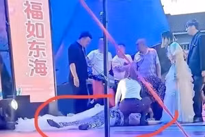 Nữ ca sĩ đột ngột qua đời khi đang biểu diễn