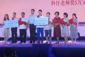 Hai thủ khoa đại học được tặng nhà ở Trung Quốc