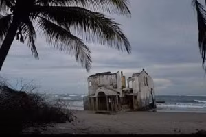 Tòa nhà bị bỏ hoang xuất hiện bí ẩn trên bãi biển El Salvador