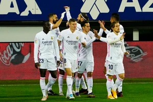 Real Madrid áp sát ngôi đầu sau trận thắng Eibar