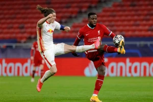 Salah, Mane ghi bàn, Liverpool vào tứ kết Champions League