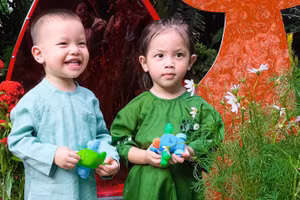 Dàn nhóc tỳ nhà sao Việt diện áo dài Tết cưng hết nấc 