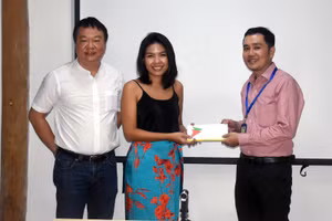 Đại diện Công ty TNHH Shire Oak Developers (trái) trao số tiền hỗ trợ đồng bào miền Trung cho đại diện Báo GD&TĐ.