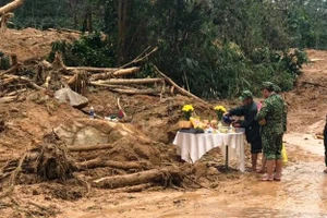 Đoàn cứu hộ, cứu nạn thắp nén nhang tại Trạm bảo vệ rừng 67.