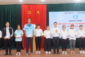 Anh Nguyễn Mạnh Dũng (thứ 5, từ phải sang) – Bí thư Thành đoàn Đà Nẵng trao học bổng cho các sinh viên.  