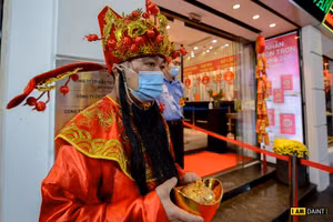 Lượng khách mua vàng năm nay không giảm, người dân mua vàng online nhiều hơn những năm trước.