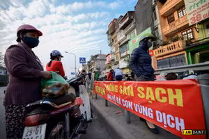 Người dân Hà Nội giải cứu nông sản cho bà con vùng dịch.