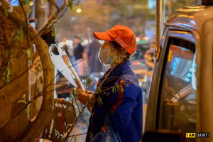 Lác đác người dân đứng trước cửa chùa Phúc Khánh để cầu an đầu năm.