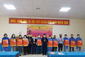 Hàng chục phần quà trong chương trình" Tết Yêu Thương" đã đến tận tay cán bộ, công nhân có hoàn cảnh khó khăn trong hệ thống NXBGDVN.